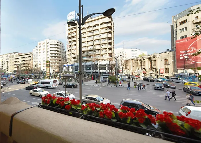 The Cozy Nest Downtown With Balcony By Pretty Apartments