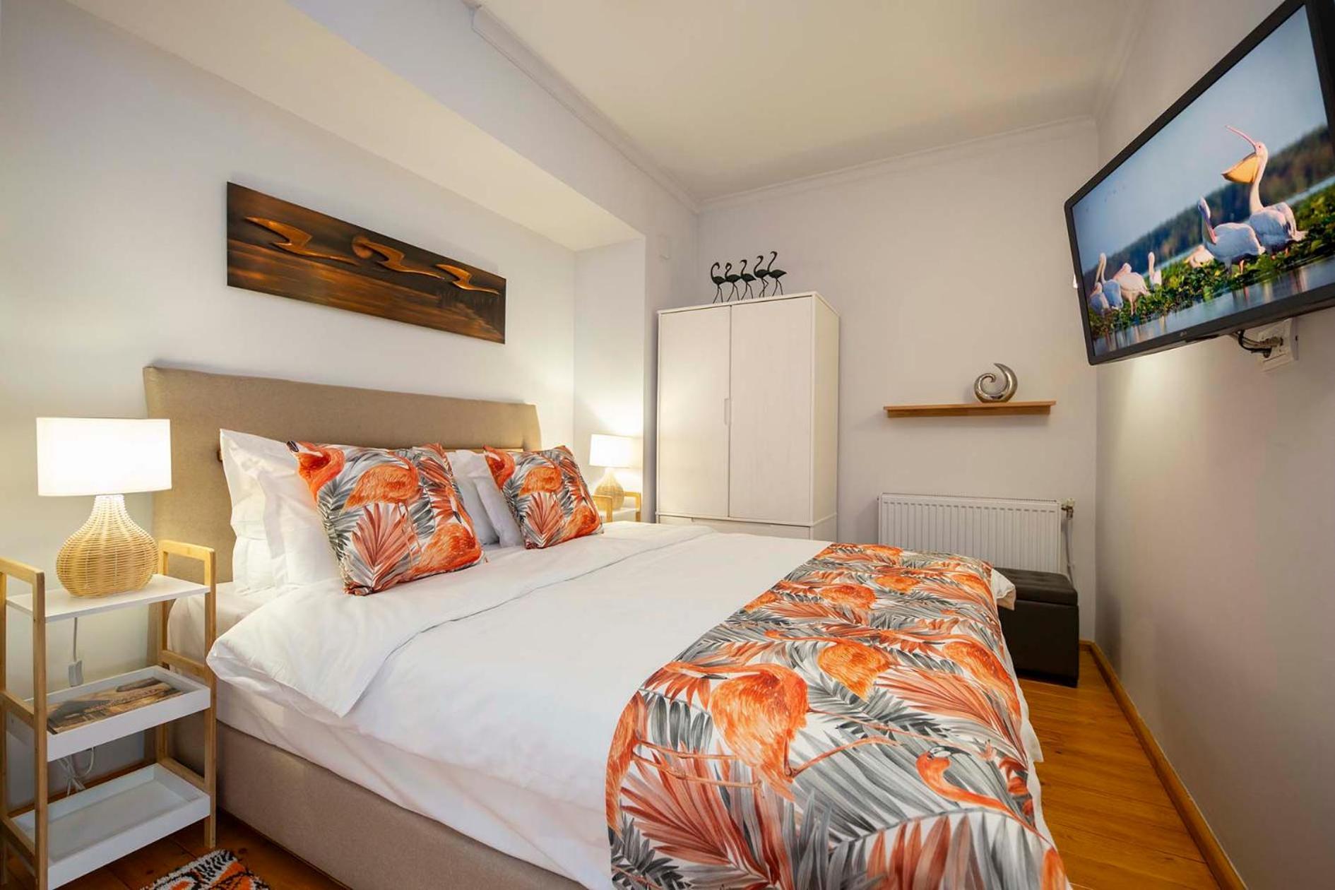 The Cozy Nest Downtown With Balcony By Pretty