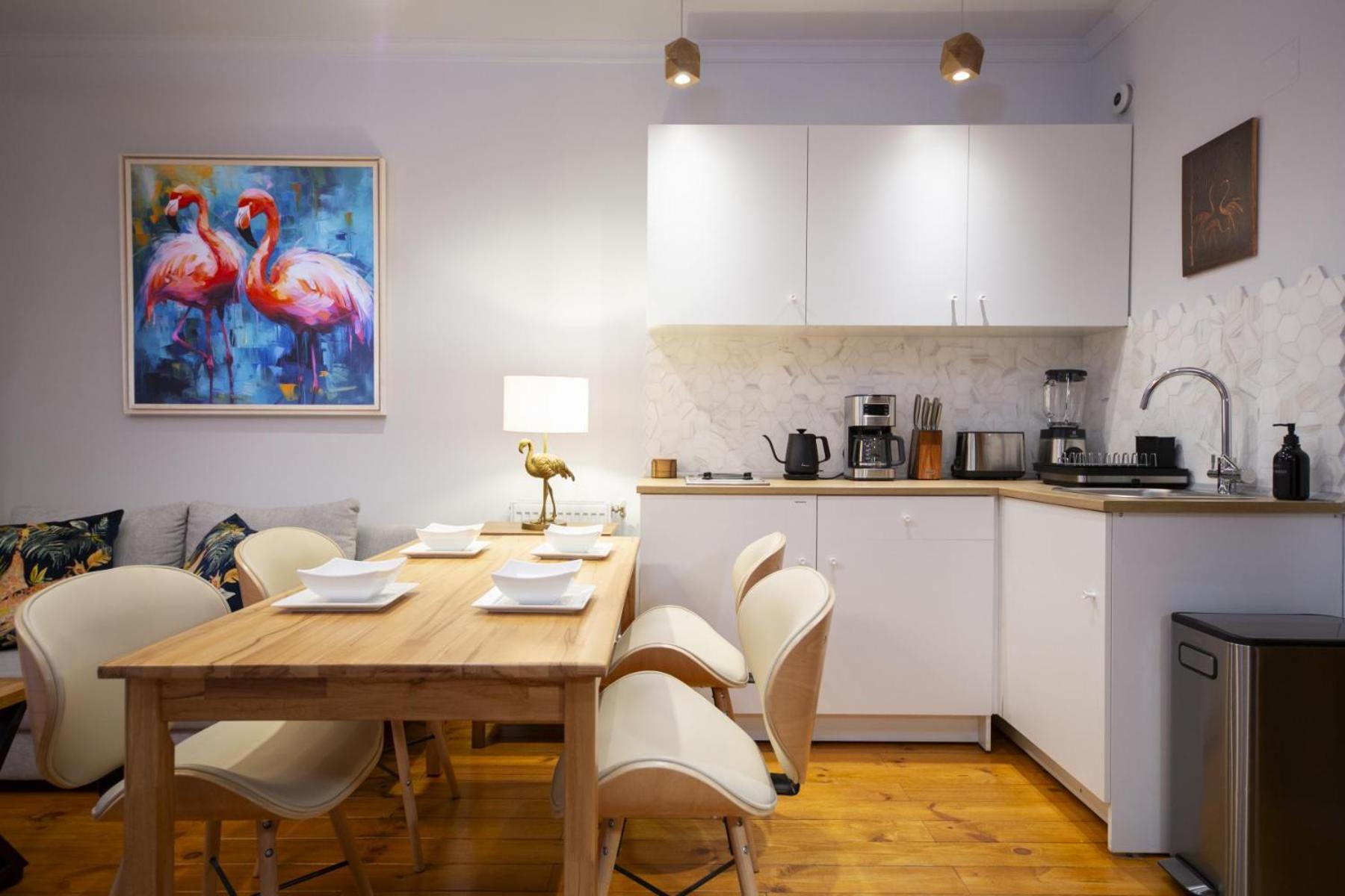 The Cozy Nest Downtown With Balcony By Pretty דירה